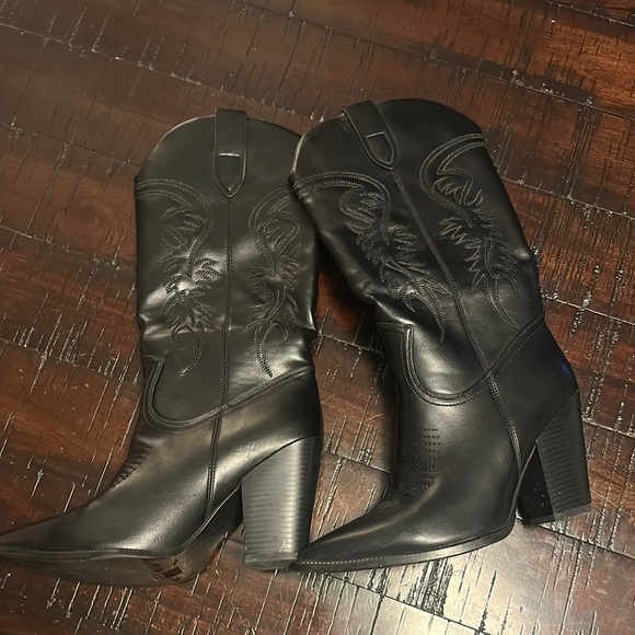 isnom Shoes - Black Heeled Boots with Chunky Heel and Western Design